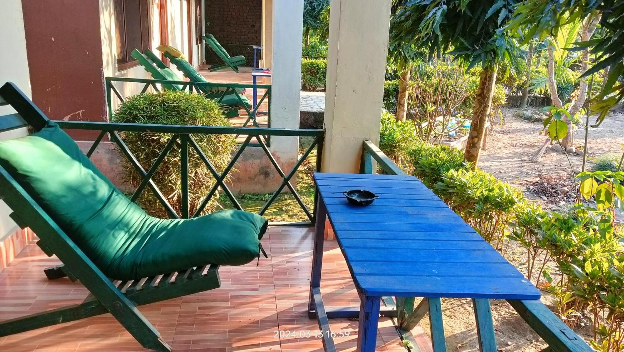 Hotel Butterfly - Peaceful Garden For Nature Lovers Sauraha Eksteriør billede